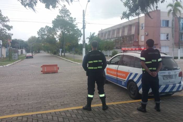 Fim de semana e feriado: fechamento da via junto à orla do Laranjal, e proibição do estacionamento na praça da avenida Dom Joaquim