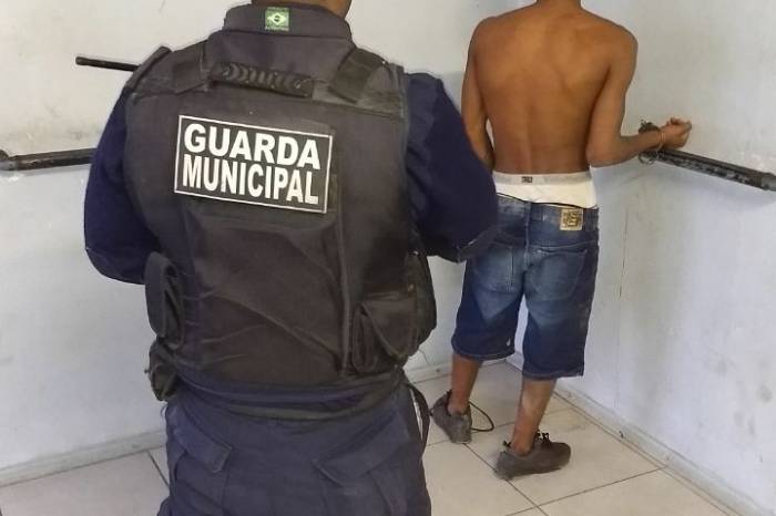 Suspeito havia invadido e furtado a Emei Albina Peres, no bairro Areal