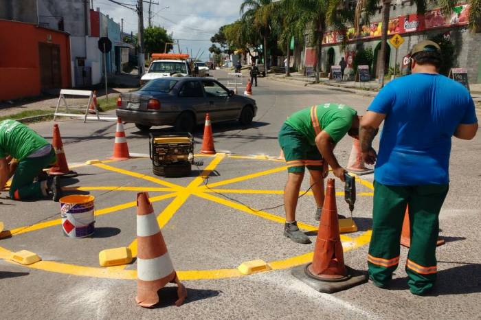 Também foram pintadas três novas faixas de pedestres