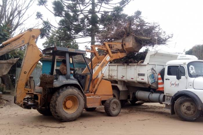 Equipes recolhem lixões no bairro Areal