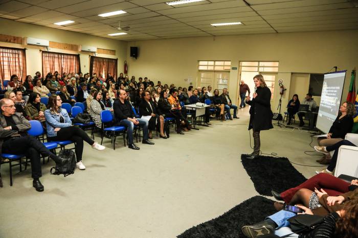 Prefeita participou de painel com representantes dos municípios que integram a Azonasul. E palestrou para educadores do município vizinho