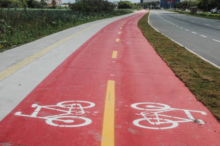 Três grandes avenidas oferecem estruturas exclusivas para o transporte alternativo