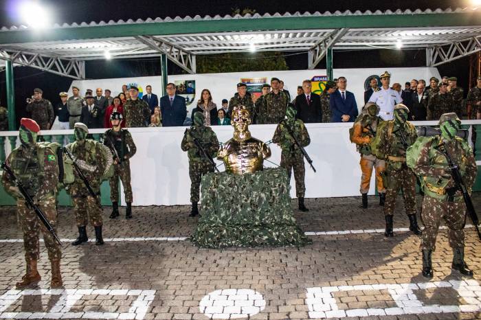 Solenidade reuniu autoridades do município e comemorações incluíram desfile de tropas e viaturas, além da entrega de medalhas