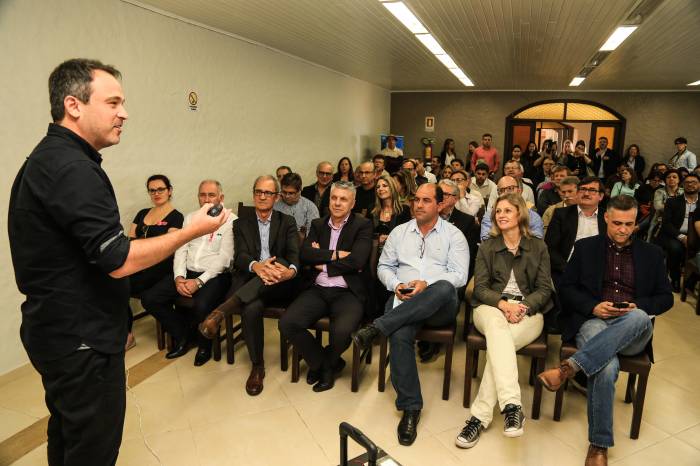 Prefeita Paula assiste a apresentação de um estudo elaborado pelo Sebrae/Unisinos