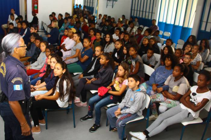 Conversas e palestras para crianças e adolescentes são meios utilizados pela instituição para prevenir a violência