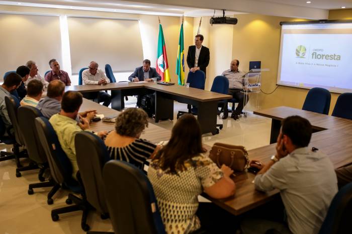 Prefeitura acompanha apresentação sobre Crédito de Floresta em reunião da Azonasul