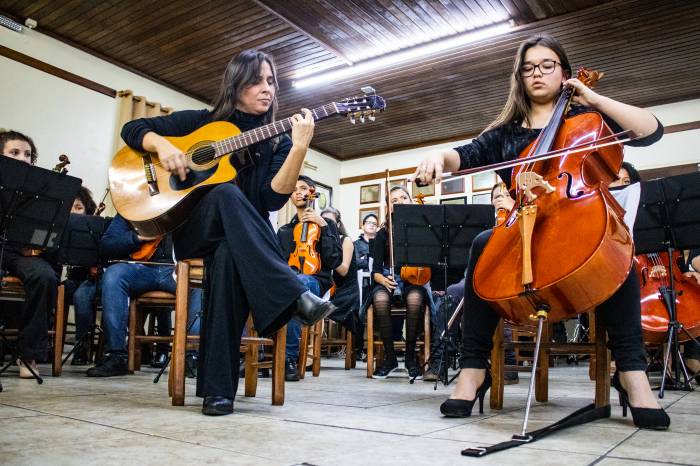 Equipamentos foram entregues pelos Rotary Oeste e Suleste. Cerimônia contou com a apresentação de parte dos alunos que compõem a Orquestra
