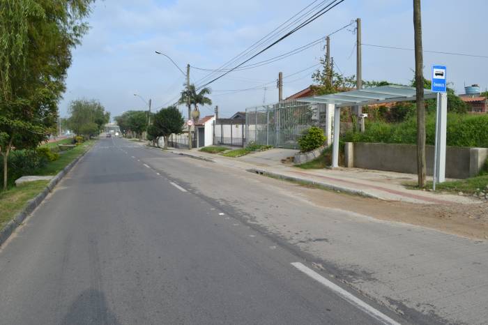 No sentido Centro-bairro, estacionamento muda para o canteiro central e a pista da direita é destinada aos coletivos