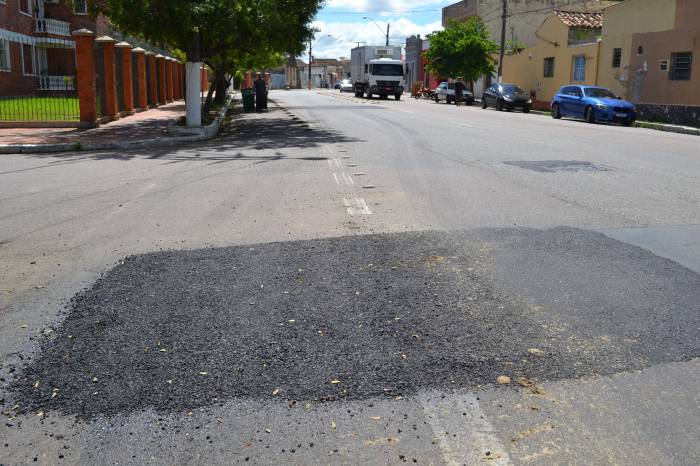 Intervenções com asfalto visam corrigir danos para viabilizar requalificação da pintura da via e da ciclofaixa