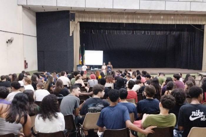Programa busca reduzir a evasão escolar e garantir a permanência dos jovens no Ensino Médio por meio de incentivo financeiro