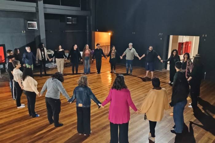 Prefeitura deu apoio institucional à noite de oficinas, que aconteceu no Theatro e gerou 32 contos, poemas e crônicas. O livro está em pré-venda até esta quarta-feira (3).