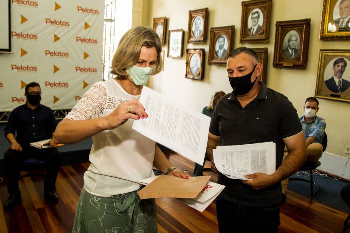 Um documento foi entregue à prefeita, que se comprometeu em analisar e marcar uma nova reunião ainda em março