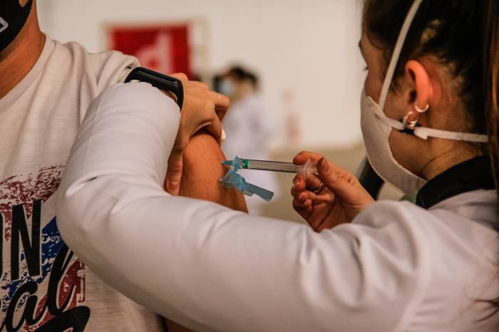 Mais de 1,3 mil trabalhadores da Educação são imunizados contra a Covid-19