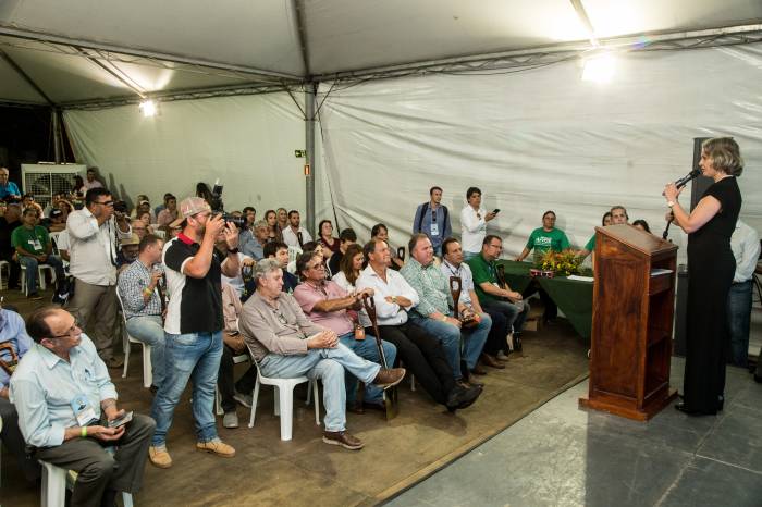 Prêmio ‘Pá do Arroz’ foi conferido a personalidades que contribuem com a orizicultura. Prefeita entregou-o  ao superintendente do Porto do Rio Grande, Fernando Estima