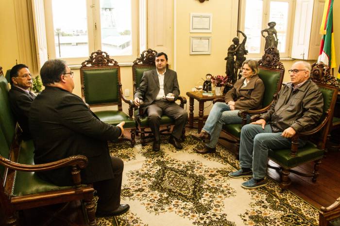 Prefeita Paula Mascarenhas recebeu comitiva da entidade religiosa em seu gabinete