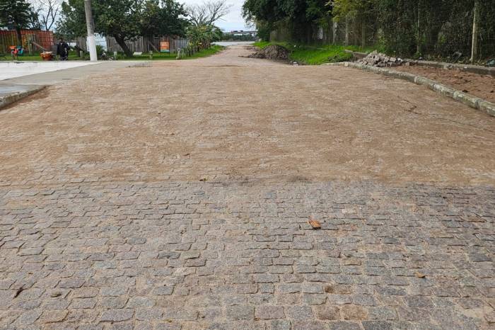 Outras frentes da Secretaria de Obras fizeram tapa-buracos, reparos em unistein e limpeza e remoção de aterro para preparo de via para requalificação