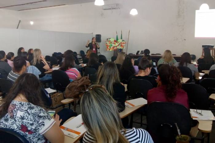 Especialista palestrou acerca da relevância de trabalhar a literatura desde o público infantil