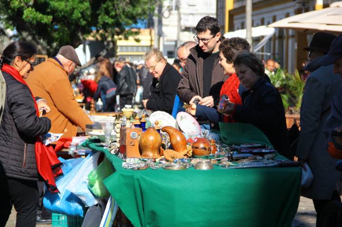 Feira de antiguidades e artesanato conta com cerca de 60 expositores