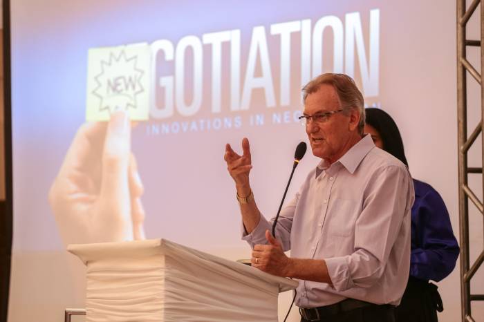 Professor francês Yann Duzer falou sobre os poderes da negociação