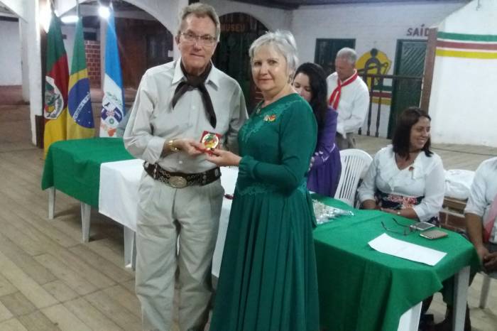 Idemar representa Paula na cerimônia de entrega da medalha