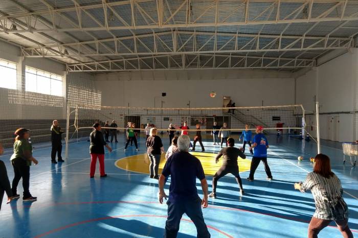 Modalidade adaptada do vôlei será disputada neste domingo, no Ginásio Municipal
