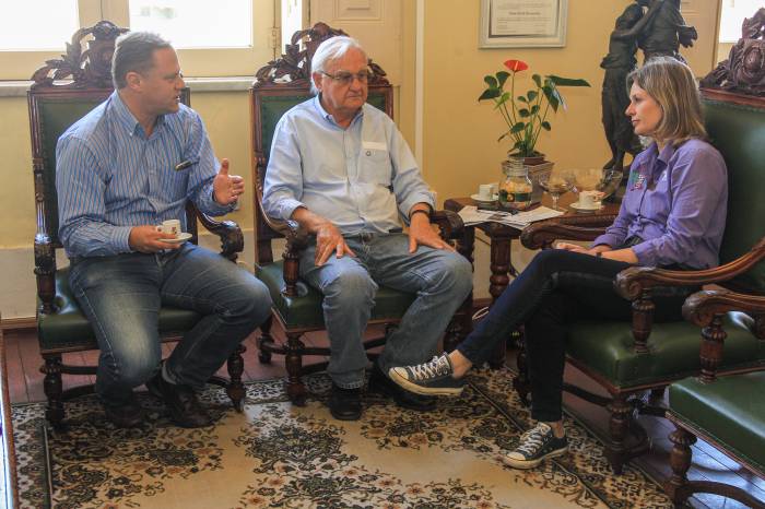 Atual e novo gestor da entidade entregaram convite para a posse da nova Diretoria