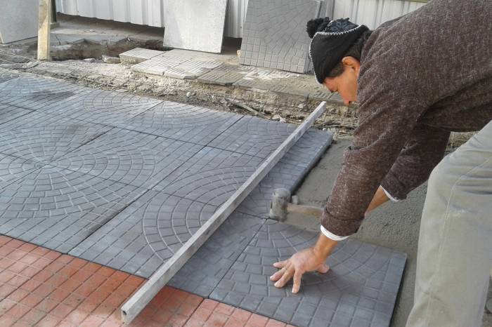 Em palalelo, avança o assentamento de lajotas do piso definitivo