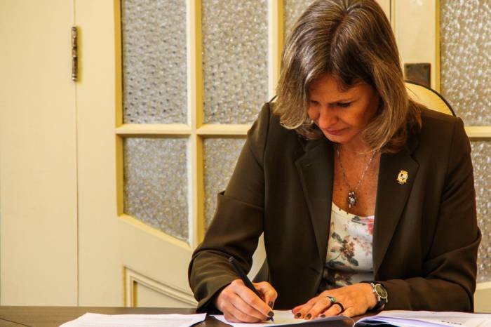 A prefeita assinou contrato de repasse da emenda parlamentar do deputado José Stédile