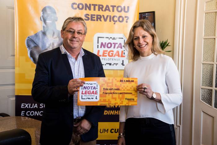 Empresário recebeu cheque simbólico de R$ 3 mil