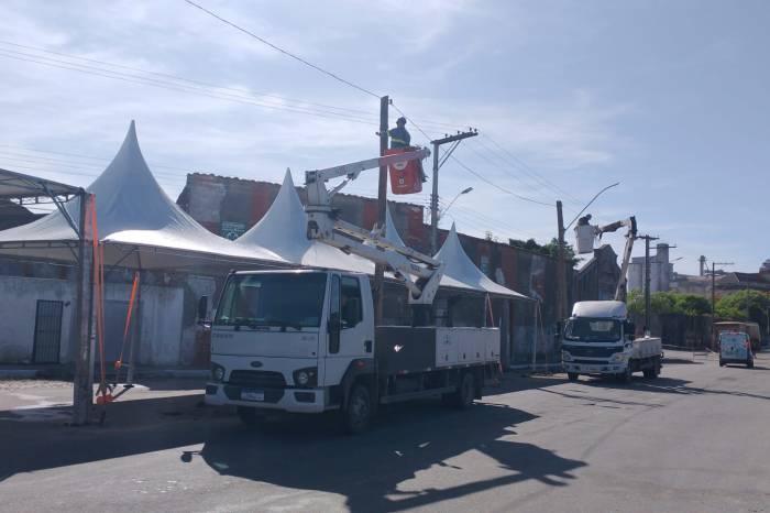 Secretarias municipais trabalham na colocação de refletores e telas que cercam o espaço que abrigará a festa popular, a partir de sexta (25), no Porto.