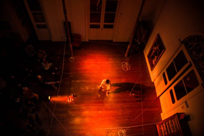 Em formato de monólogo, a peça Macbeth de Shakespeare foi adaptada pela a Você Sabe Quem Cia de Teatro