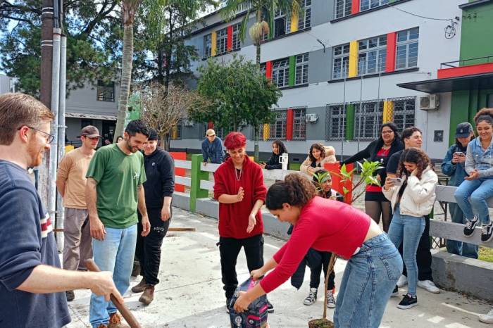 Projeto levou 20 mudas de árvores nativas para a rua Antônio dos Anjos e dá continuidade às ações realizadas em parceria com escolas