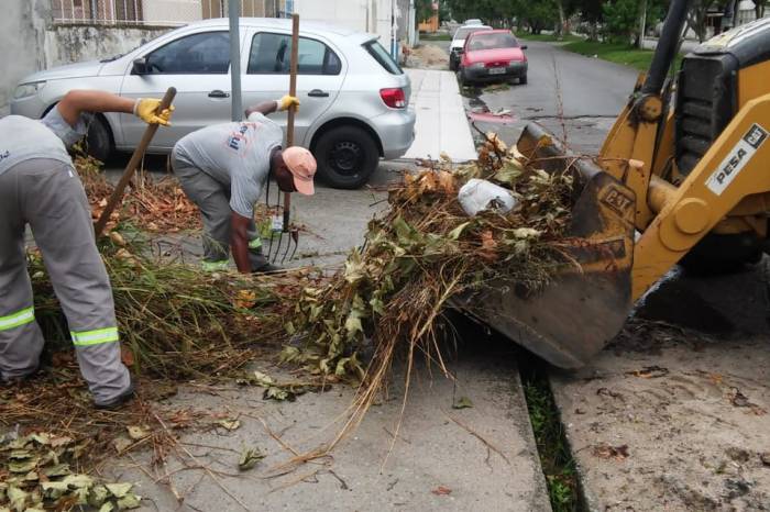 Trabalho de limpeza urbana é realizado em vários pontos