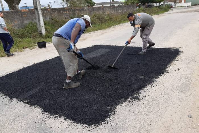 Consertos demandam o emprego de 12 toneladas de material asfáltico