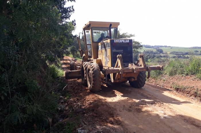 No feriado farroupilha, homens e máquinas foram ao Cerrito Alegre em regime de mutirão