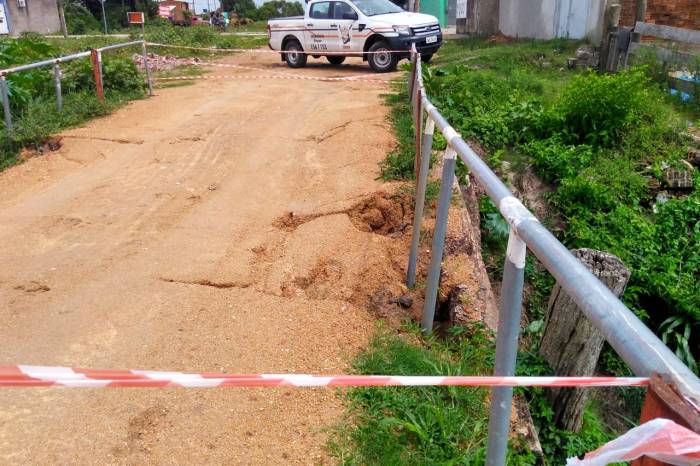 Estrutura que dá acesso à Emef Jornalista Deogar Soares foi danificada com o temporal que atingiu o município na madrugada de sexta para sábado