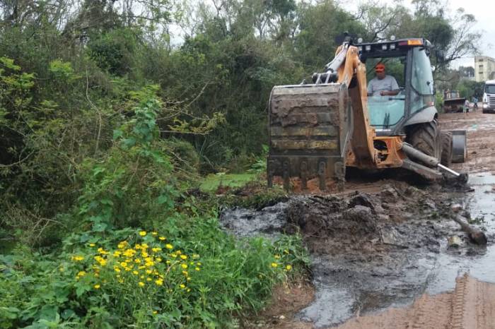 Trabalhos de manutenção e limpeza realizados em vários pontos do município