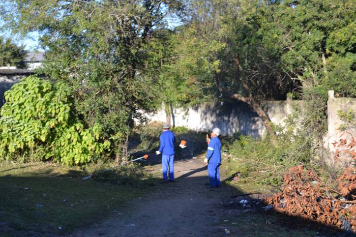Equipes de diversas secretarias estão trabalhando no local para melhorar as condições de vida das 29 famílias