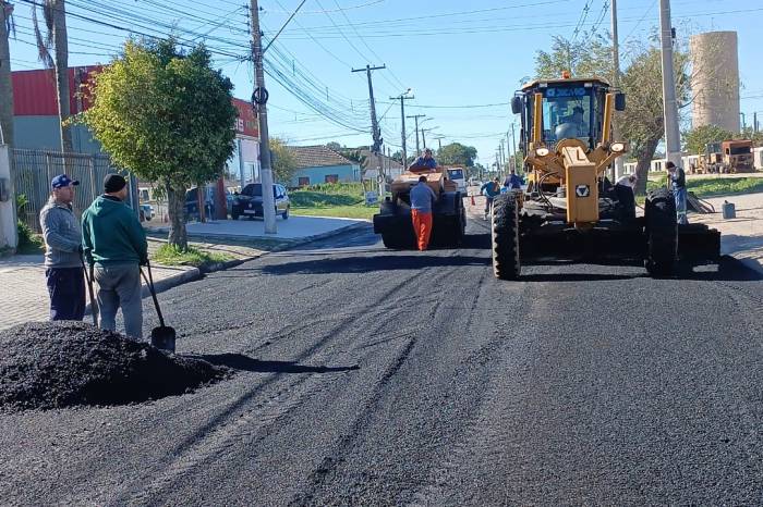 Prefeitura faz reperfilamento em trecho da avenida 25 de Julho
