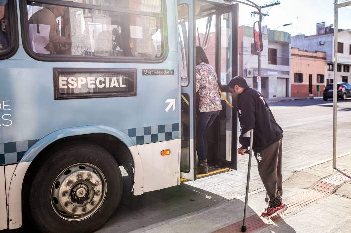 Passageiros não precisam mais passar pela catraca. Embarque e desembarque são feitos pela mesma porta