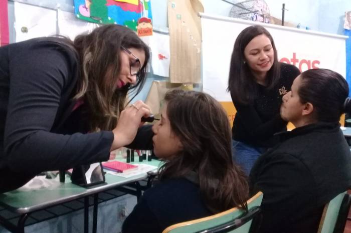 Mães de alunos da Emef Bruno Chaves conversaram e assistiram a vídeo sobre prevenção do câncer de mama