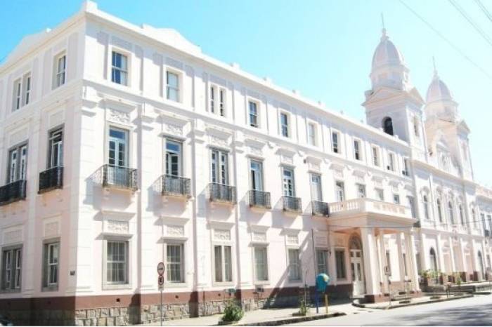 Hospital contratualizado pela Prefeitura explica que dificuldades se devem a atrasos de repasses do Estado e afirma que nova remessa de medicamentos deve chegar dia 28, caso se confirme a previsão de repasse nesta sexta (25)