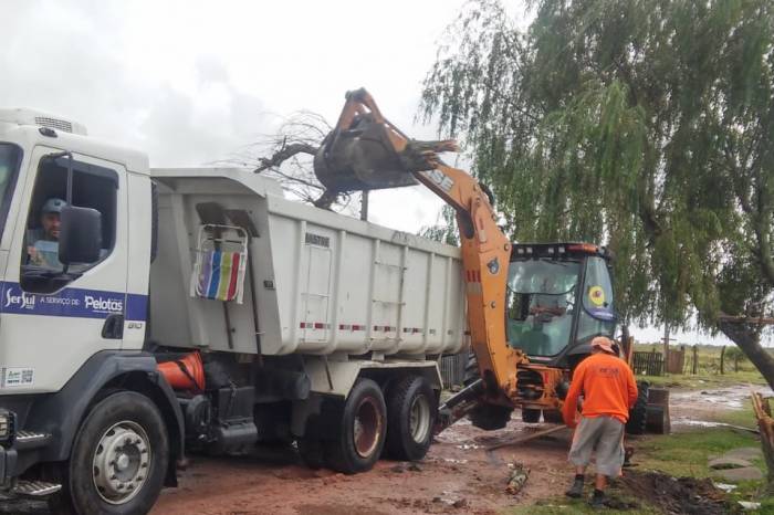 Serviços reuniram equipes e maquinários de todas as sete Cosacs do Município, focados no trabalho de drenagem, limpeza e roçado do bairro. Iniciativa deve se tornar prática comum na cidade