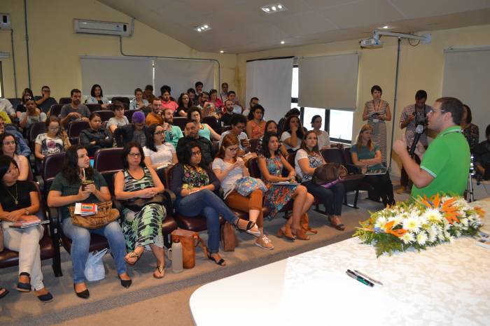 Auditório da Reitoria esteve lotado por estudantes, docentes universitários e da rede pública