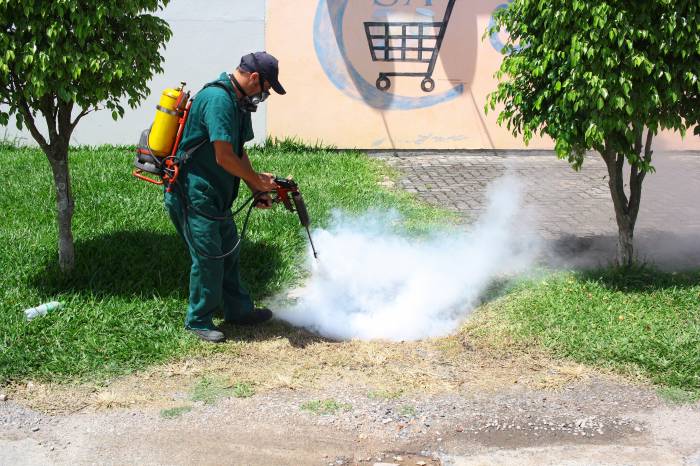 A ação tem por finalidade matar as larvas e os insetos adultos e inibir sua proliferação