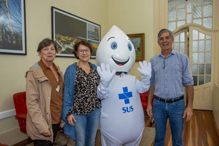 Prefeito Marroni recebe visita da mascote Zé Gotinha e salienta a importância da vacina