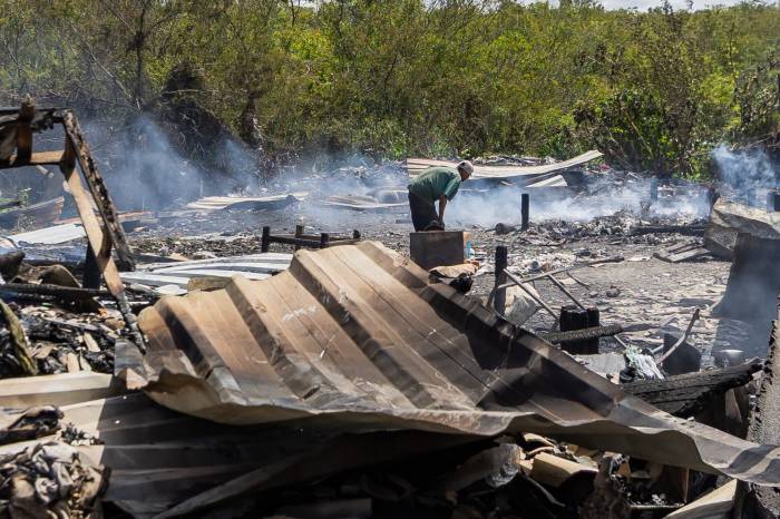 O levantamento indica 16 moradias precárias destruídas e outras quatro parcialmente queimadas