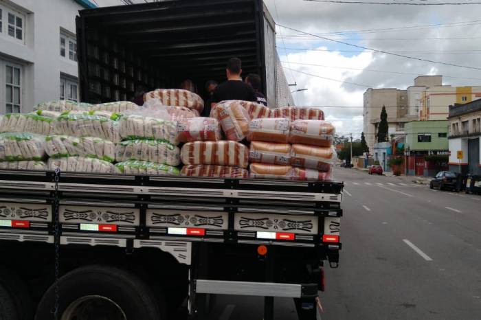Entrega de 15 toneladas de alimentos foi feita neste sábado (11)