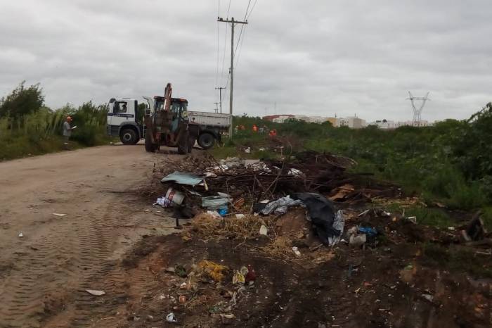 Local possui vários focos de descarte irregular de lixo. Mesmo com frequência na limpeza, em pouco tempo, se formam novos lixões