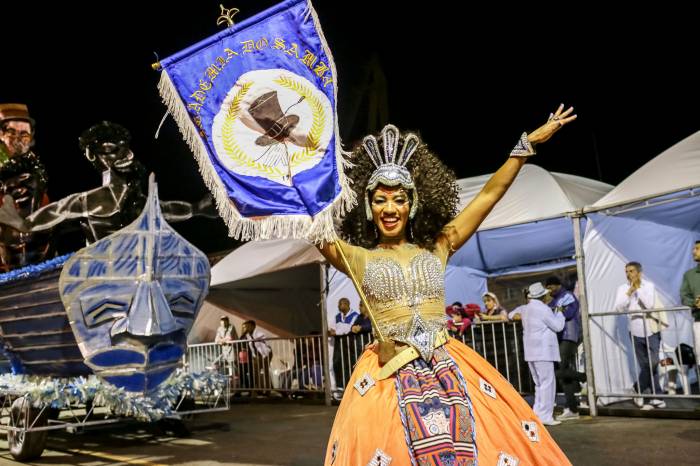 Banda Lobos da Cerca entra na Passarela às 20h30min. Bruxa da Várzea abre desfile dos burlescos na madrugada de sábado